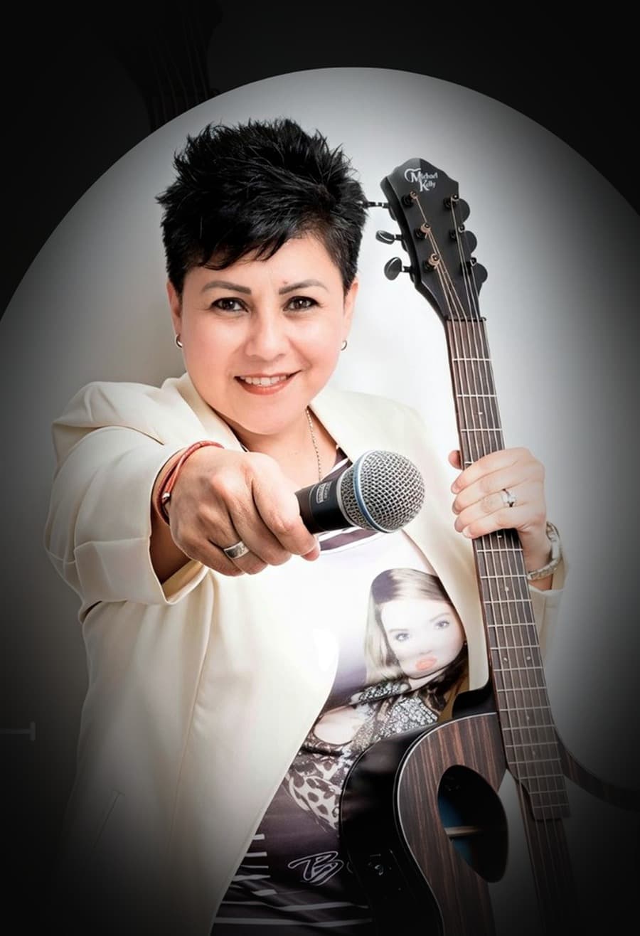 Patty Ibarra con guitarra y micrófono